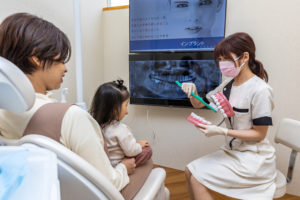 親子で歯科スタッフから説明をうけているところ