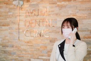 あゆみ歯科クリニックの受付スタッフが患者対応をしているところ