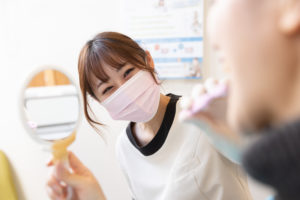 あゆみ歯科クリニックの女性歯科衛生士が患者指導をしているところ