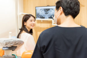 歯科医院で定期健診を受ける若い女性